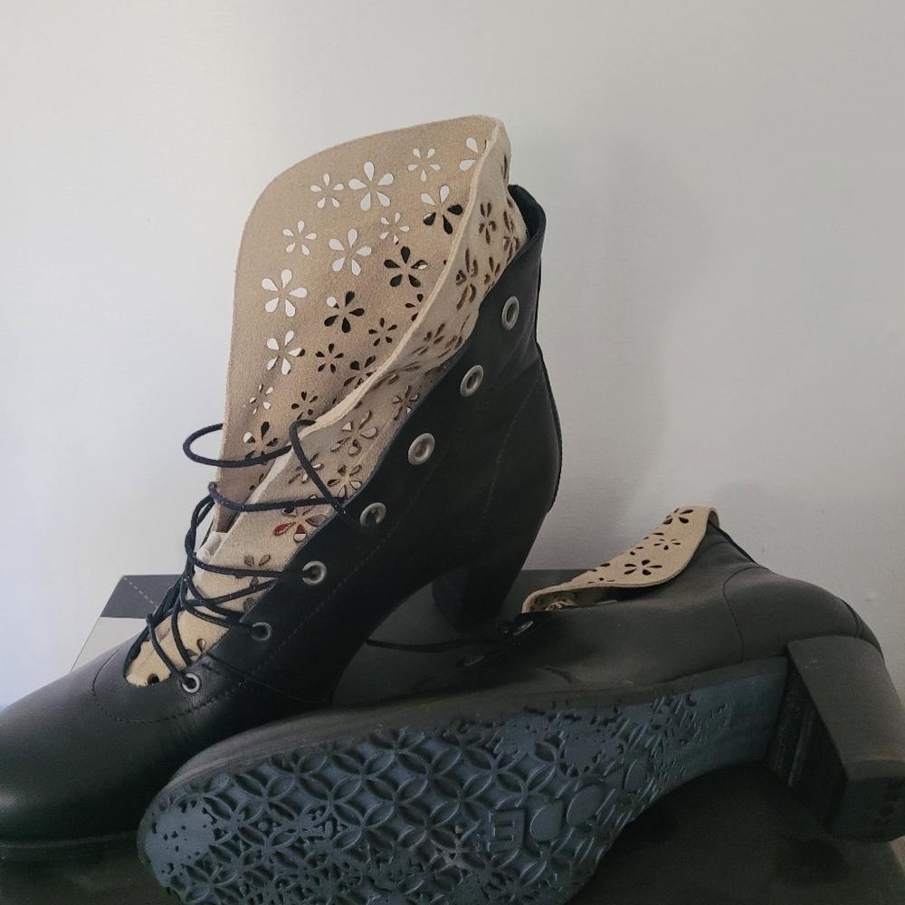 Decode Black/Beige Booties - Picture 2 of 2